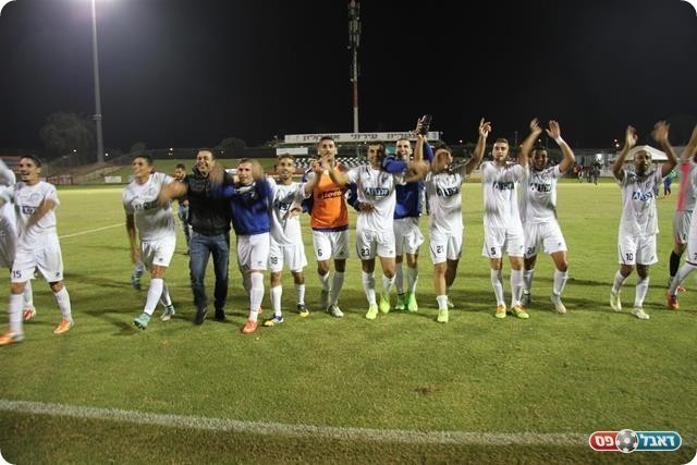 איזו חגיגה בסיום. שחקני אשקלון מאושרים (אייל אסרף)